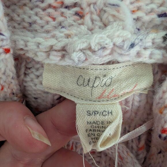 Cupio Cream V-Neck Cable Knit Sweater - Picture 7 of 8